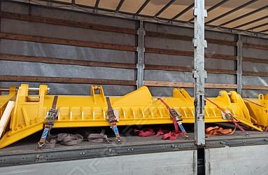 A batch of 3 semispherical bulldozer blades from Professional shipped to Italy!